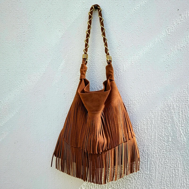 Bolso tote estrecho de estilo bohemio para mujer bolso de mano de diseño de lujo novedad 2026 estilo vintage en imitación de ante con cadena metálica y borla gran capacidad modelo para llevar al hombro o bajo el brazo
