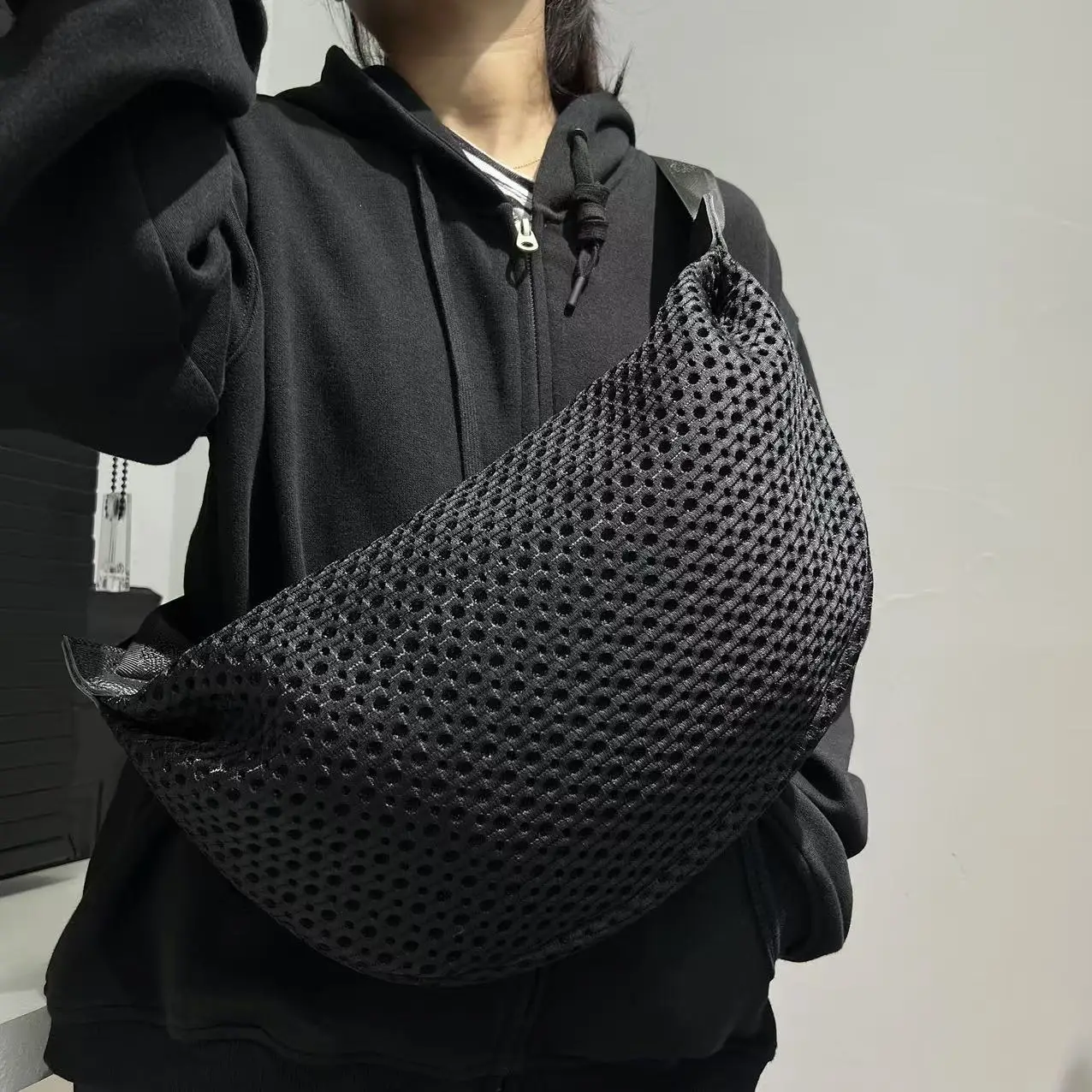 Ladies' fashionable mesh lightweight chest bag, crescent shaped casual sports running crossbody bag