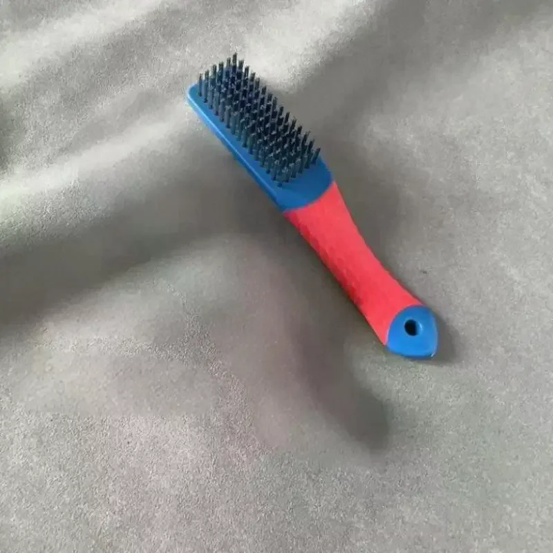Brosse métallique robuste en acier inoxydable avec poignée en plastique confortable, parfaite pour éliminer la rouille, la soudure des scories, la saleté et la peinture