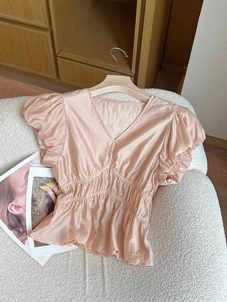 بلوزة كورية مكشكشة برقبة على شكل V للسيدات لصيف 2025 جديدة بقصة ضيقة وأكمام قصيرة وتصميم أنيق وخصر أنيق ومظهر غير رسمي
