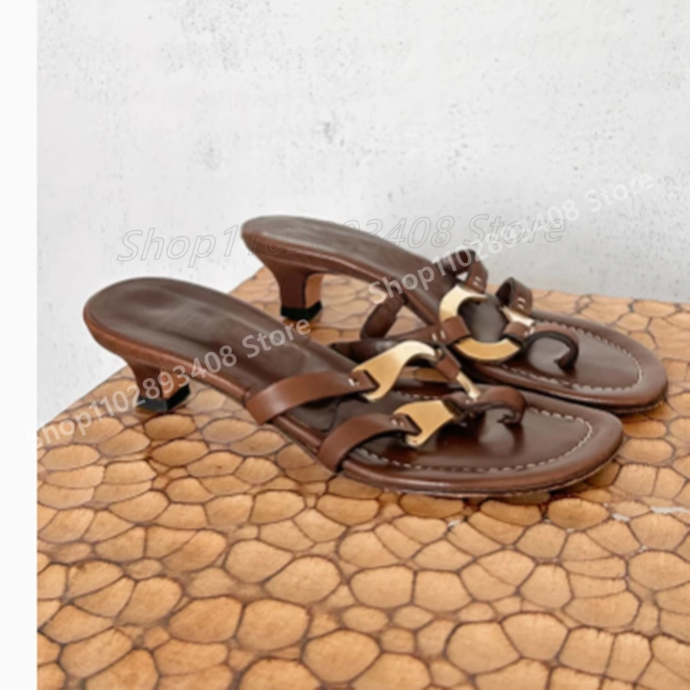Elegant Brown Matte Leather Hollow Slippers Split Toe Metal Retro Style Low High Heel Women Shoes 2025 New Summer Para Mujere