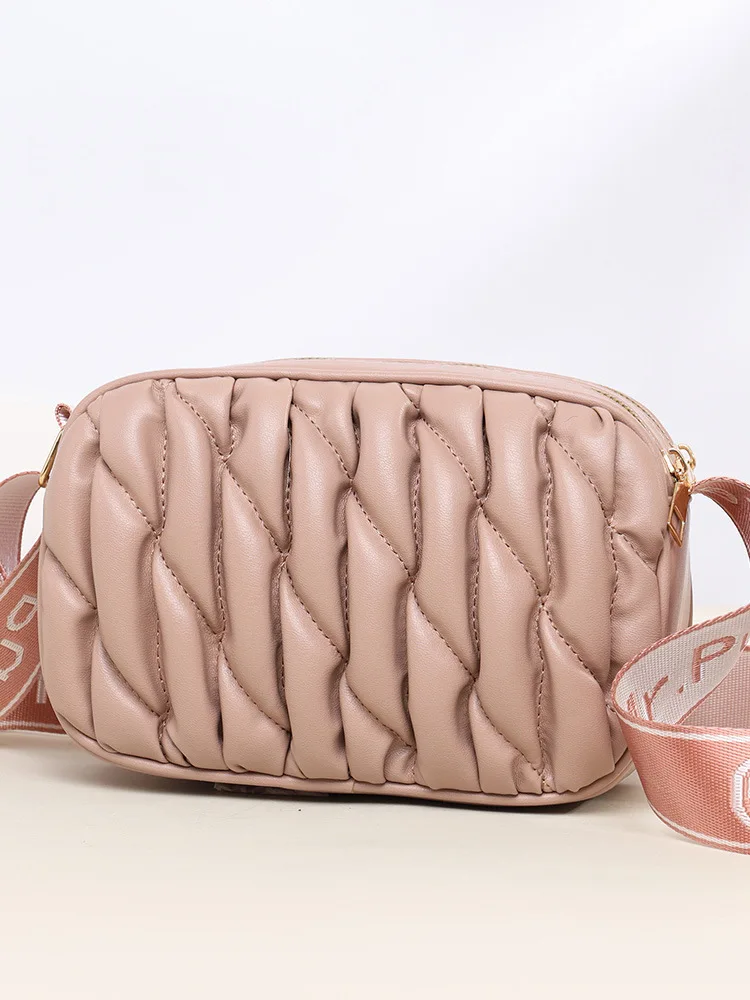 

The pleated cloud bag is versatile, and the puff puff armpit is a small square bag worn cross-body on one shoulder