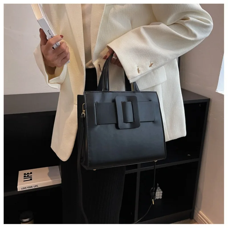 2025 حقيبة مربعة صغيرة بسيطة المرأة الراقية حقيبة ساعي سعة كبيرة حقيبة يد كتف عادية ، حقيبة نسائية ركاب الموضة