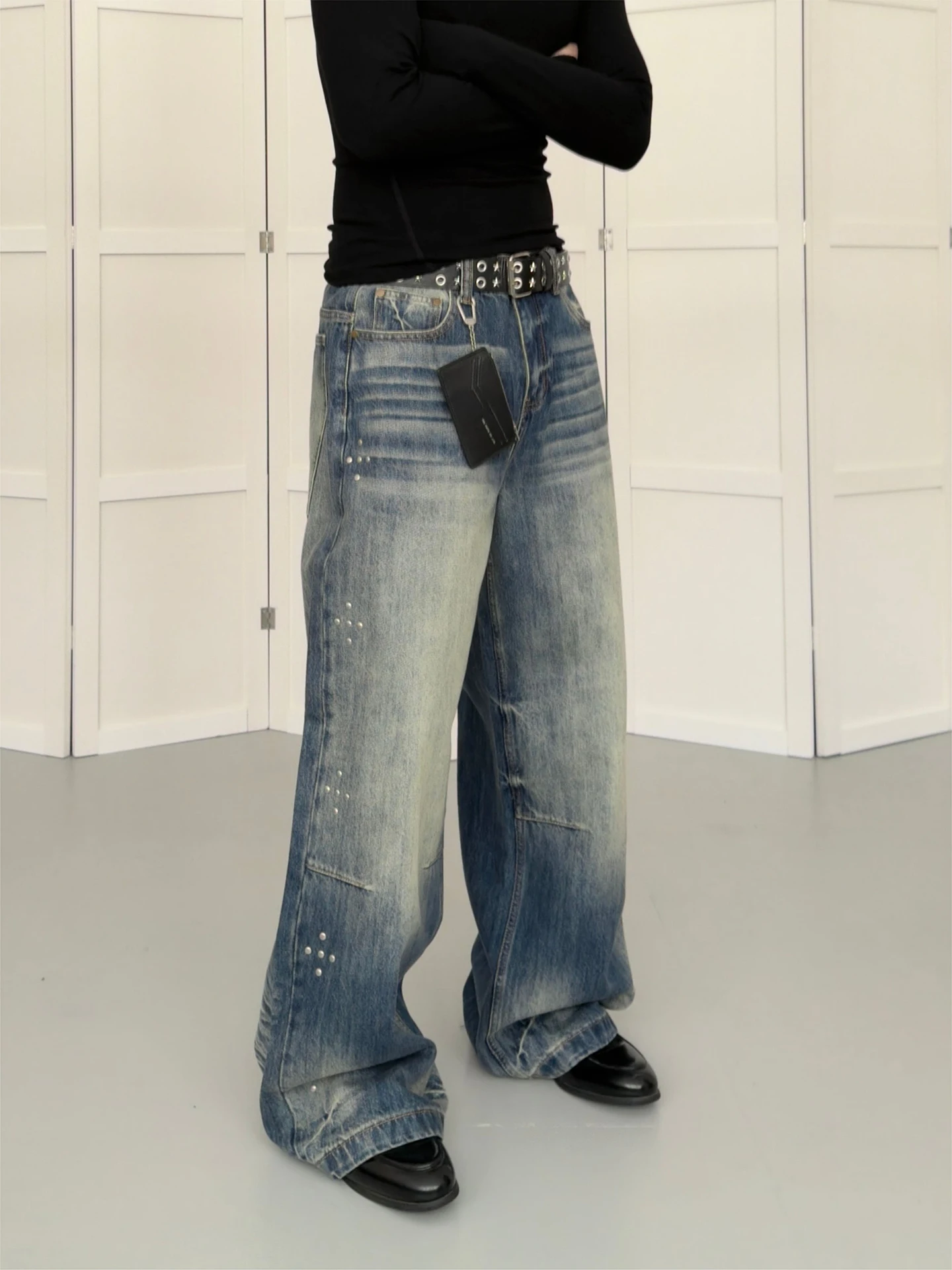 Calça Jeans Retrô Americana Lavada e Desgastada com Corte Reto e Perna Larga, Unissex, Casual, Cintura Média, com Zíper