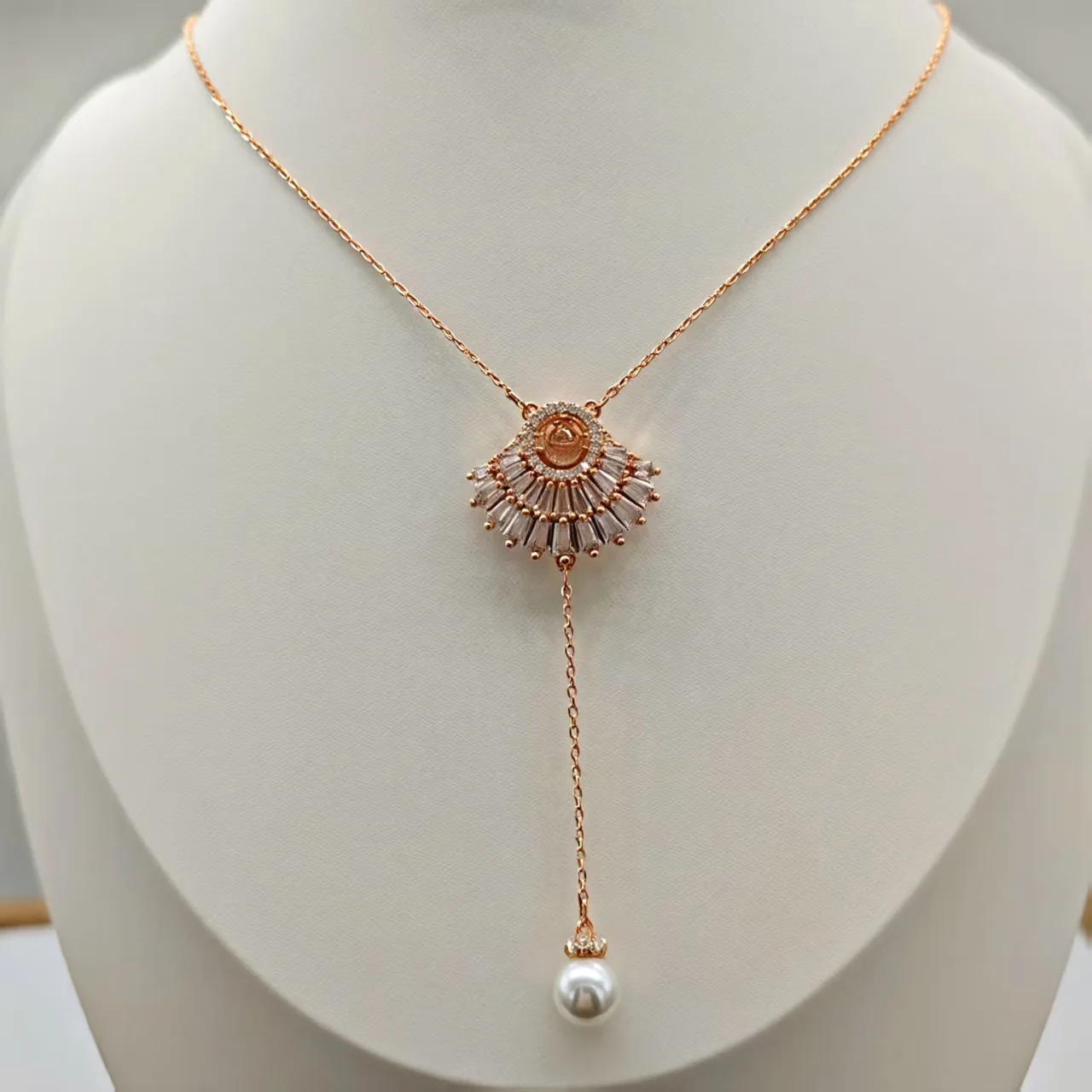 

New Women's Fan shaped Sunflower Dynamic Crystal Shell like Fashion Pendant