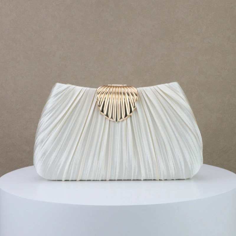 

Элегантная женская вечерняя сумка-клатч из плиссированной ткани цвета слоновой кости в металлическом корпусе для торжественных мероприятий и свадеб