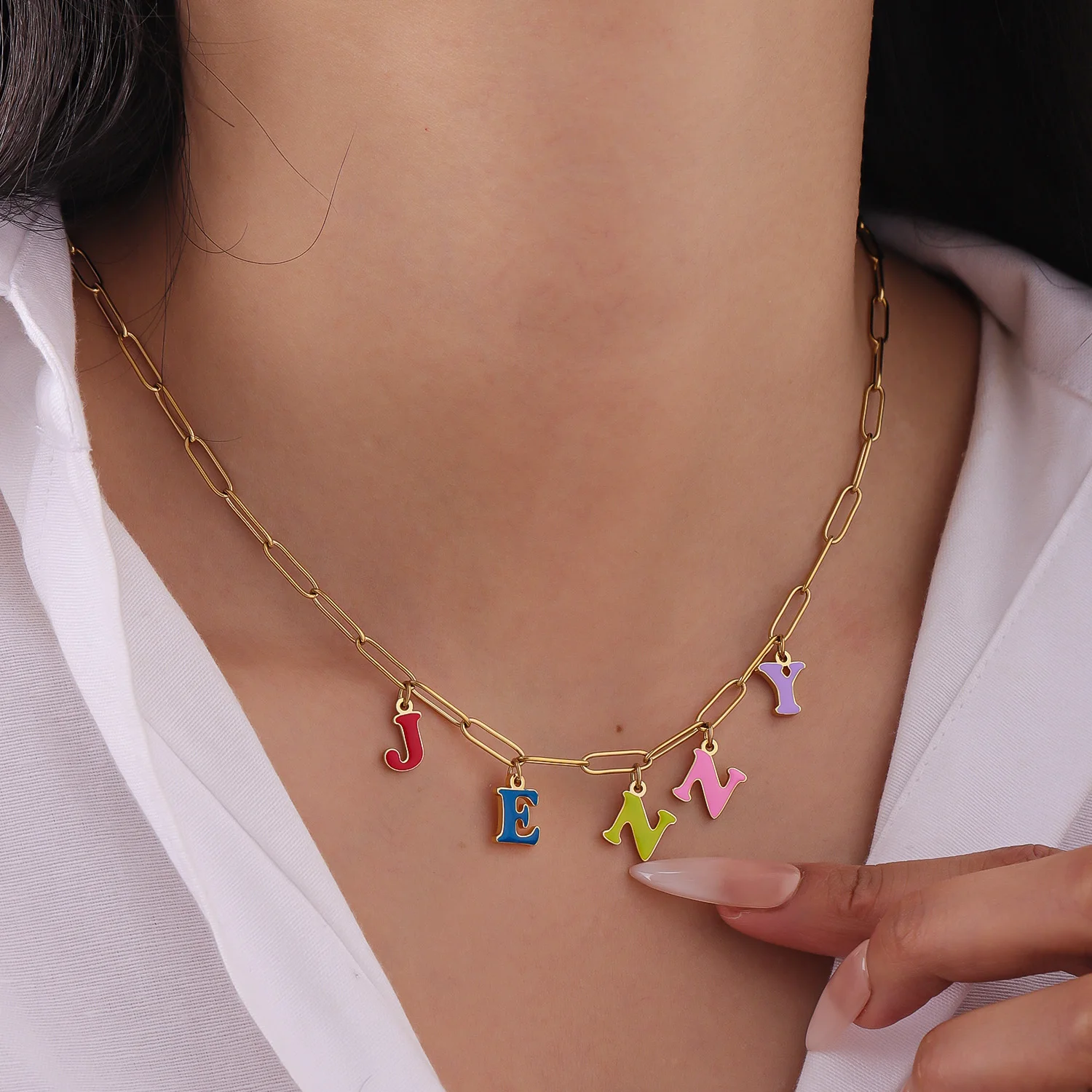 Emaliowany naszyjnik z literką – Initial Letter Necklace 18K Gold recenzja i cena