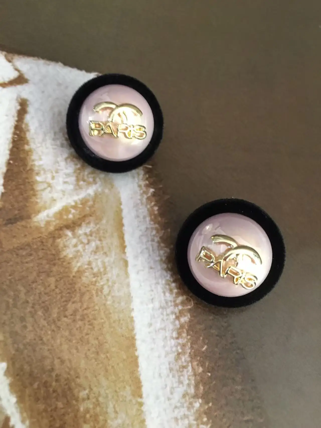Best Sellers Luxurious pearl luster 2.3 * 2.3 cm earrings, French high-end earrings, simple and elegant temperament earrings