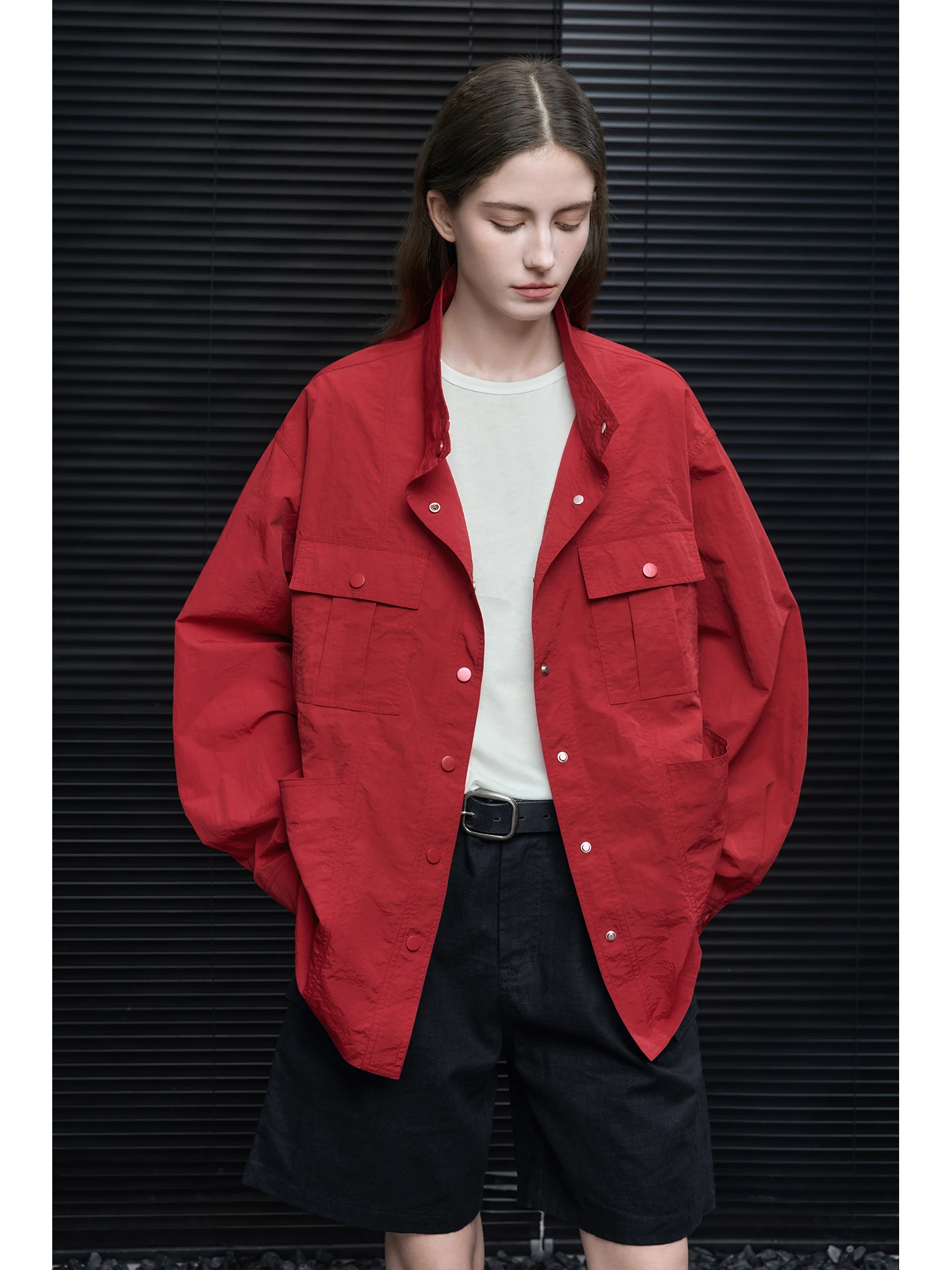 

Красная женская куртка-рубашка свободного кроя с воротником-стойкой, новинка Весна 2026, уникальный силуэт, уличный стиль, нейлоновое волокно