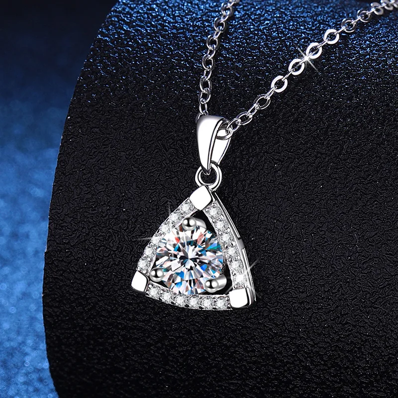 

Platinum PT95018k Gold Necklace, Moissanite Pendant, Light Luxury Geometric Necklace,Women's 1-carat D-color Moissanite Necklace