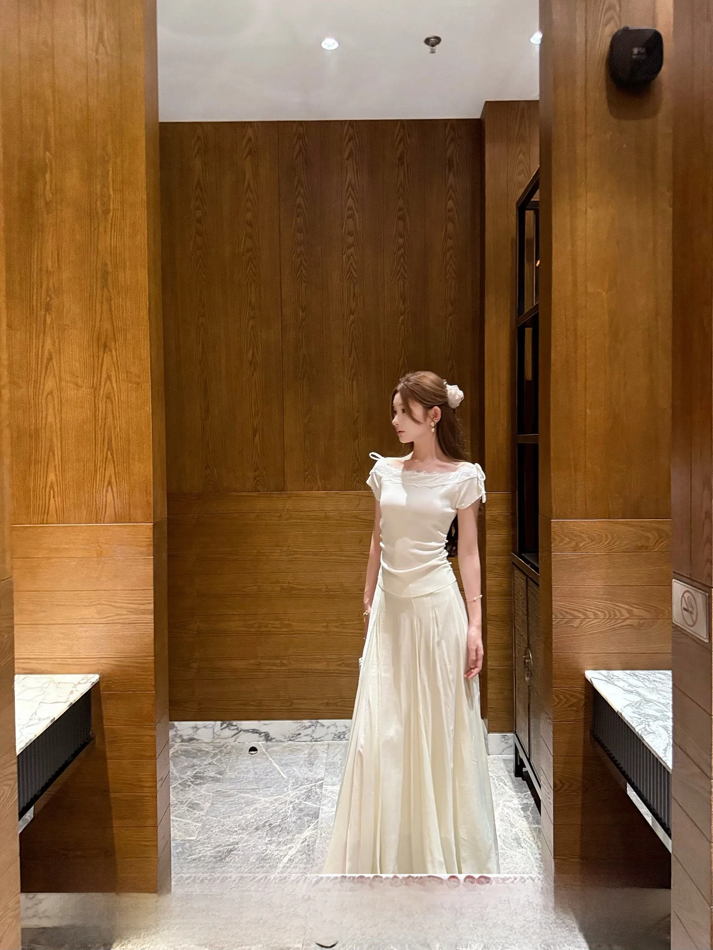 

Модный повседневный комплект NMIOK: укороченный белый топ и плиссированная юбка. Летний элегантный женский костюм.