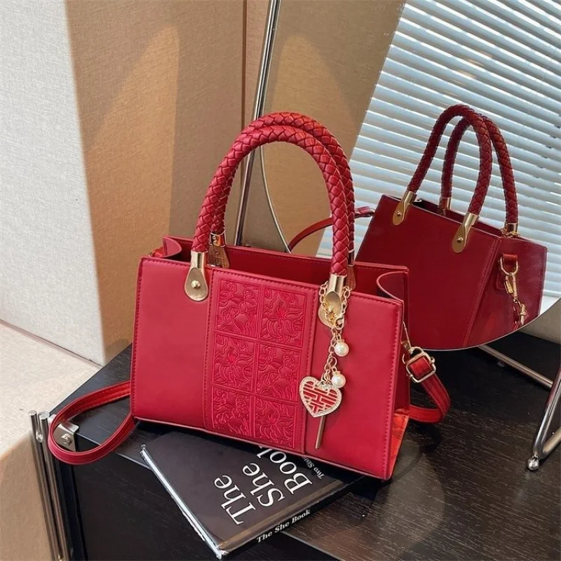 

Классическая женская кожаная сумка через плечо в парижском стиле с вневременным силуэтом и элегантным образом