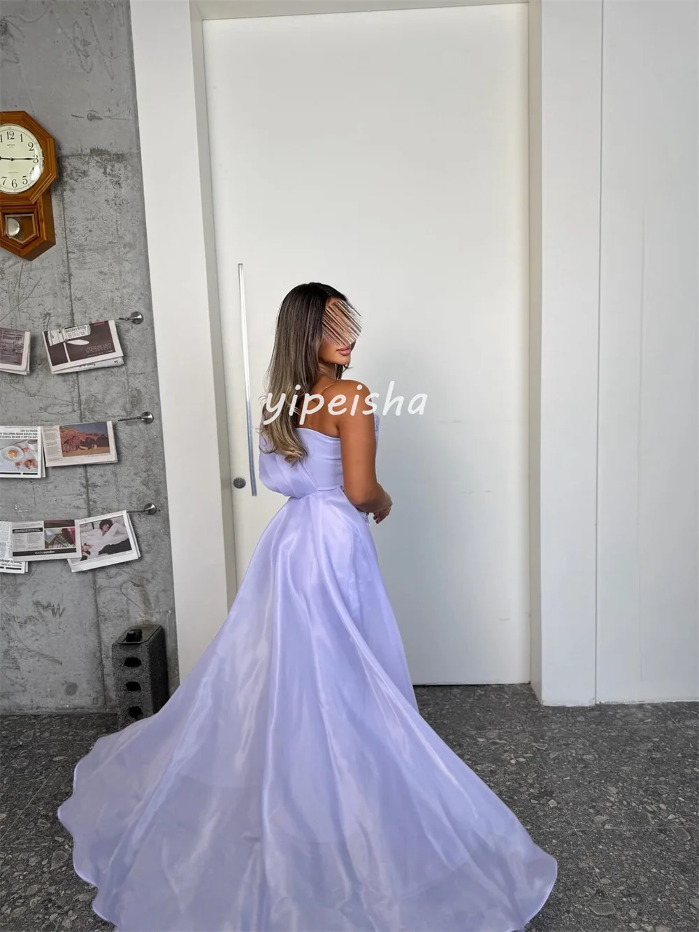 ชุดราตรีทรงตรงแบบไม่มีสาย ประดับเลื่อมและลูกปัดวิจิตร ดีไซน์แบบจีน  ขนาดต่างๆ มีให้เลือก  แบบเซ็กซี่