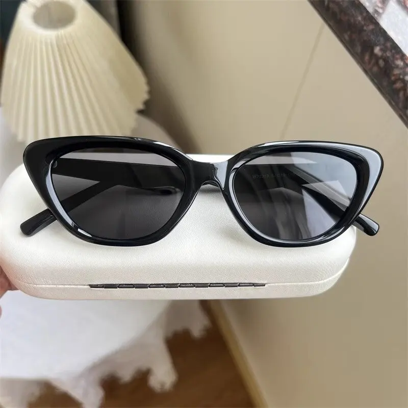 26g 151-54 Sunglasses Retro Cat Eyes Sunglasses Large Frame Sunshade Advanced Feeling Slim and Minimalist Beach Sunglasses