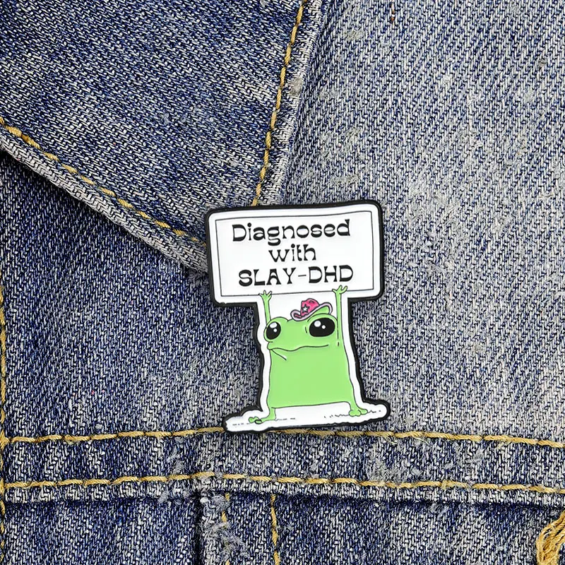 Diagnose: SLAY-DHD, grüner Frosch mit Textaufschrift, Emaille-Abzeichen, humorvolles Zitat, Anstecknadel, Brosche, einzigartiges Accessoire als Geschenk für Freunde. – Detail 2