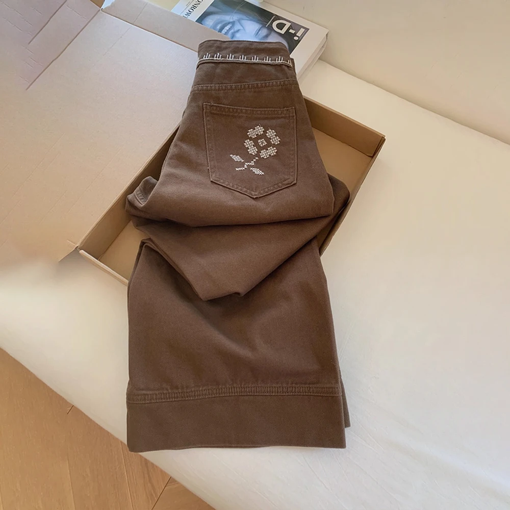 กางเกงยีนส์สีน้ำตาลกาแฟสุดฮิต ดีไซน์ปักลายดอกไม้เก๋ไก๋ กระเป๋าแบบคาร์โก้ ทรงขากว้าง สไตล์ลำลอง หลวม ตรง แฟชั่น