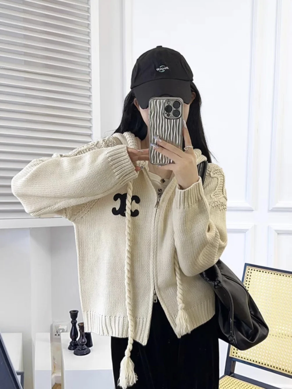 

Осенне-зимний вязаный кардиган-свитер женский: дизайнерский, нежный, в стиле «ленивый шик», с узором «косичка», с открытыми рукавами, с цветочным декором на пуговицах