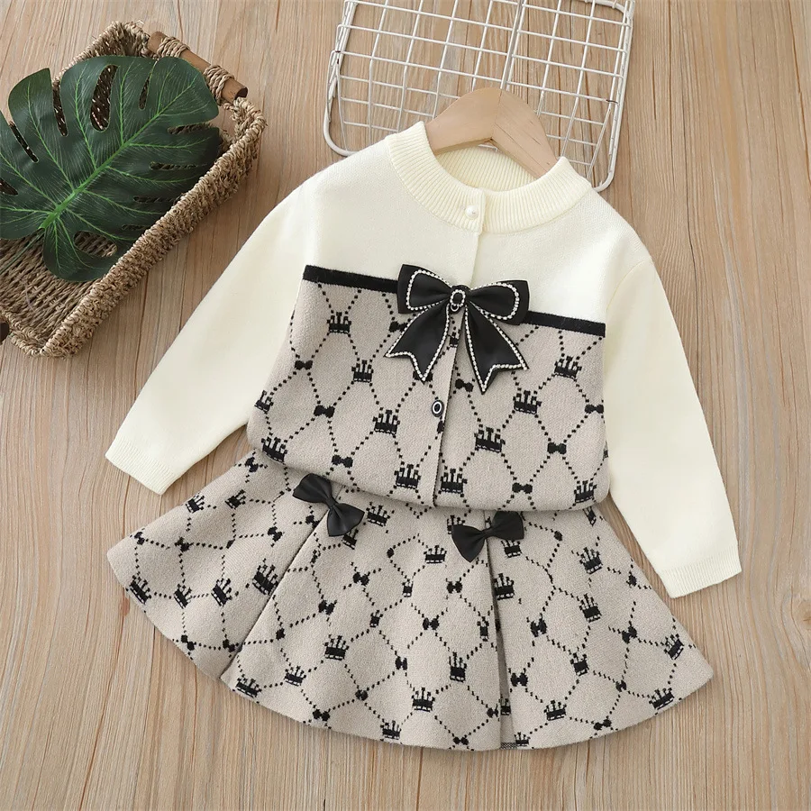 

The 2025 autumn new girls' sweater set features a sweet and charming two-piece outfit
