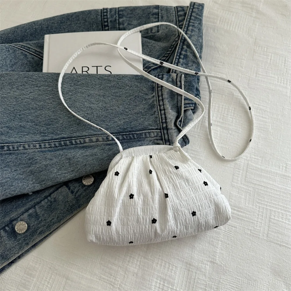 

Sweet Polyester Single Shoulder Bag Drawstring Korean Style Makeup Bag Skincare Storage Bag Flower Crossbody Bag Girl
