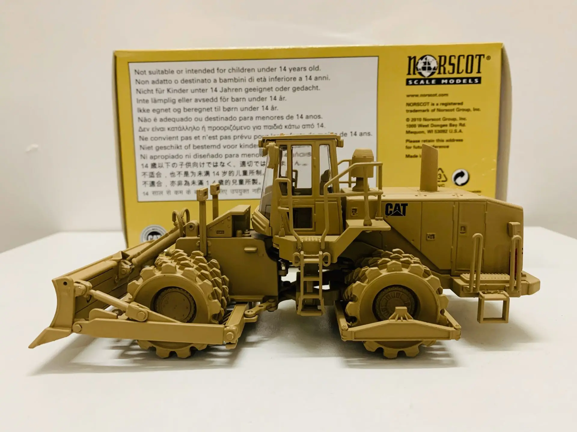 Military 815F Soil Compactor 1:50 Scale DieCast Model 55254