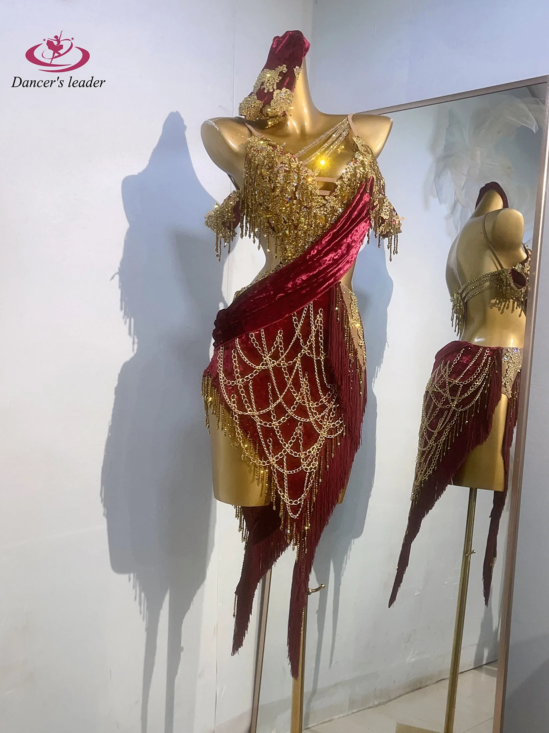 Latein-Tanzkostüm, Strass-Damenbekleidung, hochwertiges, maßgeschneidertes Blumenkleid aus rotem Wildleder mit Goldkette, Samba-Performance-Kleid