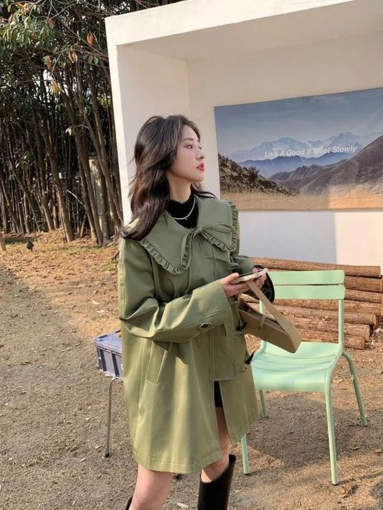 Modny płaszcz trencz na wiosnę i jesień 2025 dla kobiet o niskiej statura, w stylu koreańskim, luźny, casualowy płaszcz z guzikami z rogu, wykończeniem z koronki, długość midi.