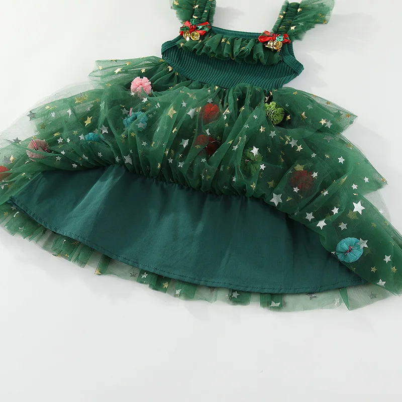 Weihnachts-Schwestern-Partnerlook: Ärmelloses Rüschen-Schulterkleid mit Weihnachtsbaum-Motiv für Mädchen (0-6 Jahre) – Detail 3