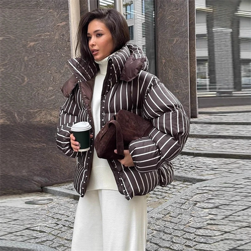 سترة مبطنة مخططة للنساء 2025 مع قلنسوة سميكة وأكمام طويلة معطف دافئ فضفاض مناسب ملابس شتوية غير رسمية موضة ملابس الشارع الشهير