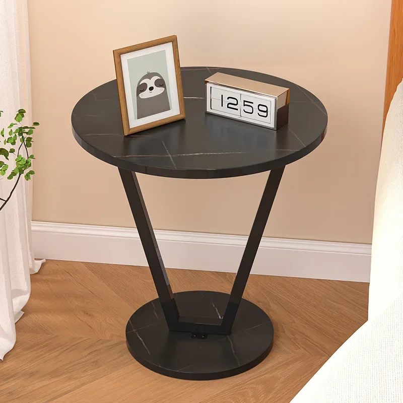 أريكة طاولة صغيرة جانبية عدد قليل من غرفة المعيشة وطاولة قهوة صغيرة بجانب السرير وعدد قليل من أرفف الطاولة المستديرة