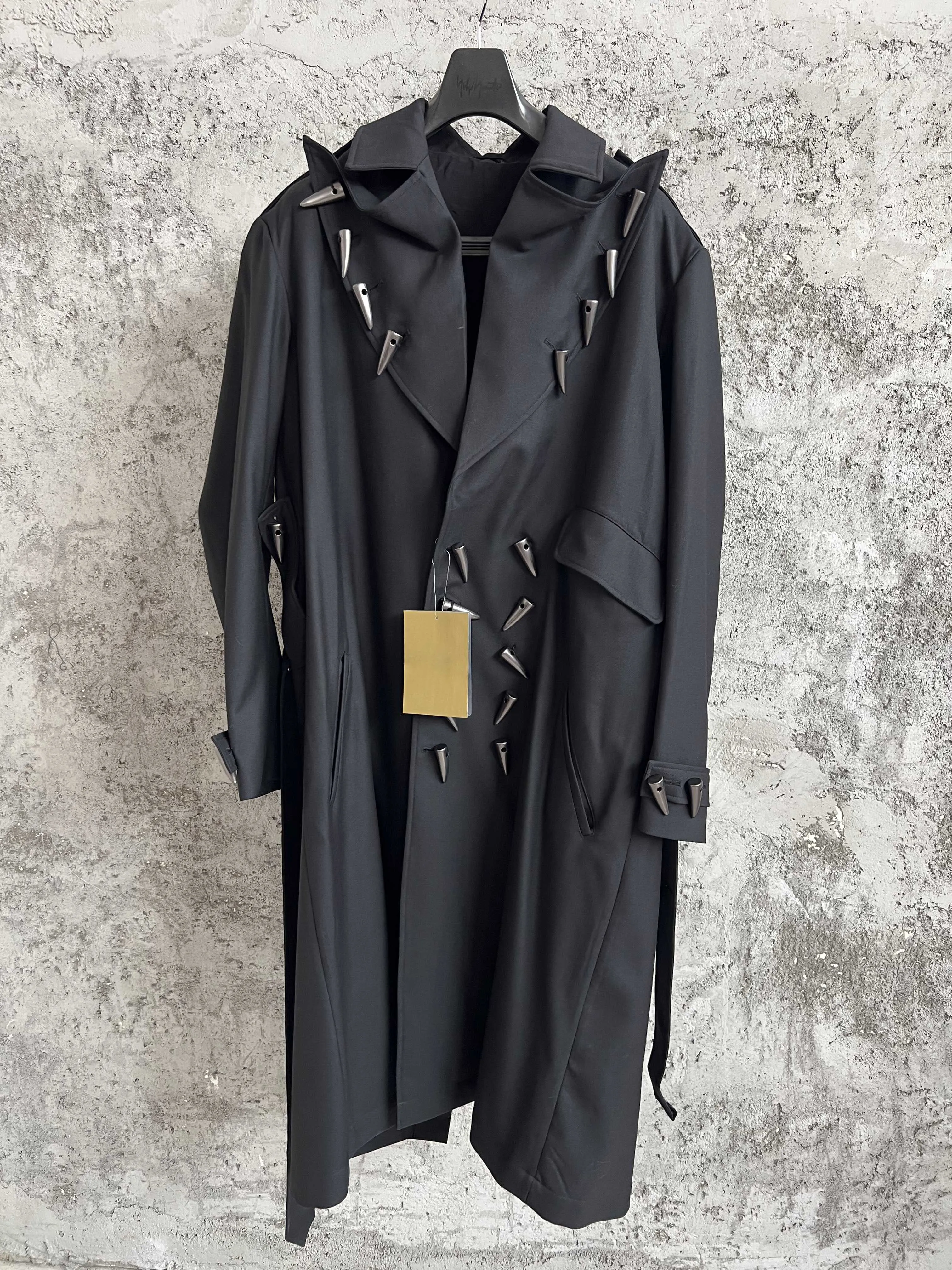 

Metallic silver horn-buttoned suit made of Japanese imported fine-spun wool