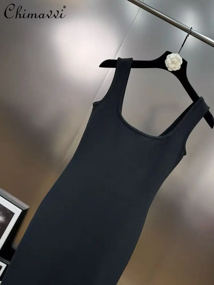 春らしいフレンチスタイルのローネックノースリーブ、カラーブロックパッチワーク、3D立体的な花柄の縁取りが特徴の、スリムでエレガントなパーティードレス。