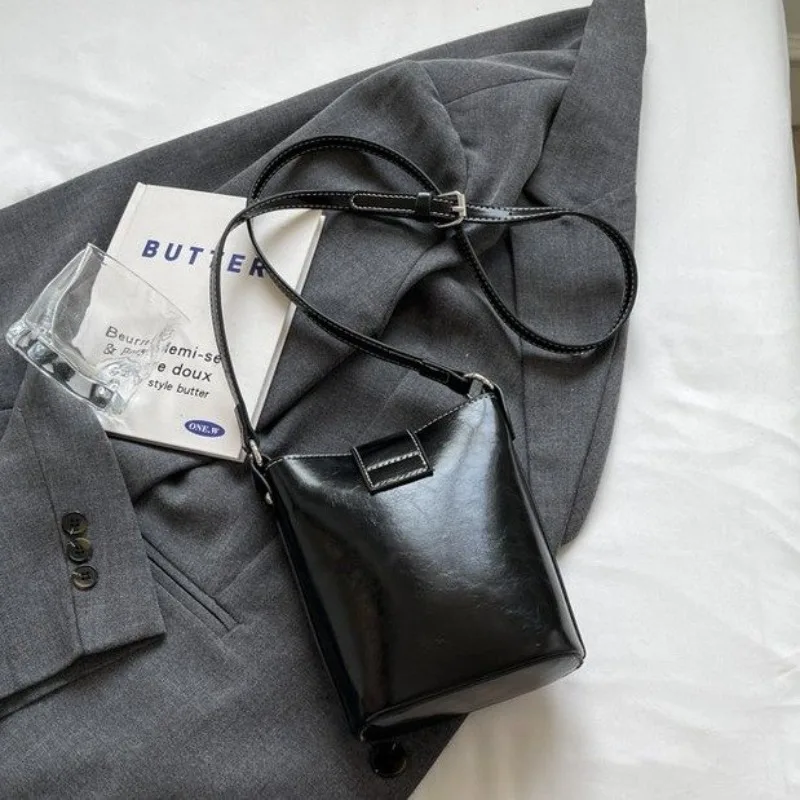 

Elegant Vintage Handbag For Women Paris Fashion Luxury Large Capacity Solid Color Trendy Simple Best