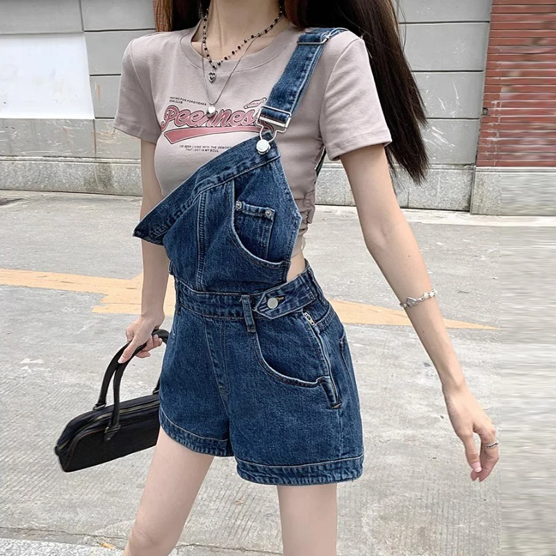 Damskie letnie ogrodniczki z cienkiego denimu, spodnie typu \"ort\", z paskami na ramionach, wysoki stan, głęboki kolor, modny styl.