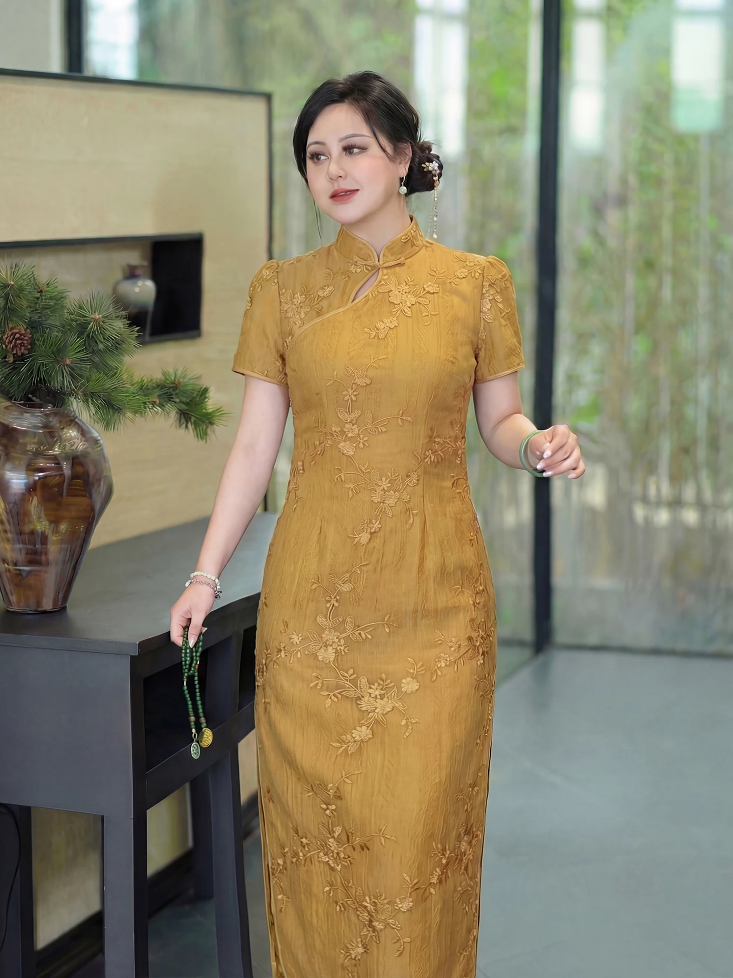 

Новое летнее китайское платье-ципао с вышивкой, больших размеров, женское, с завышенной талией, из полиэстера, с коротким рукавом, средней длины