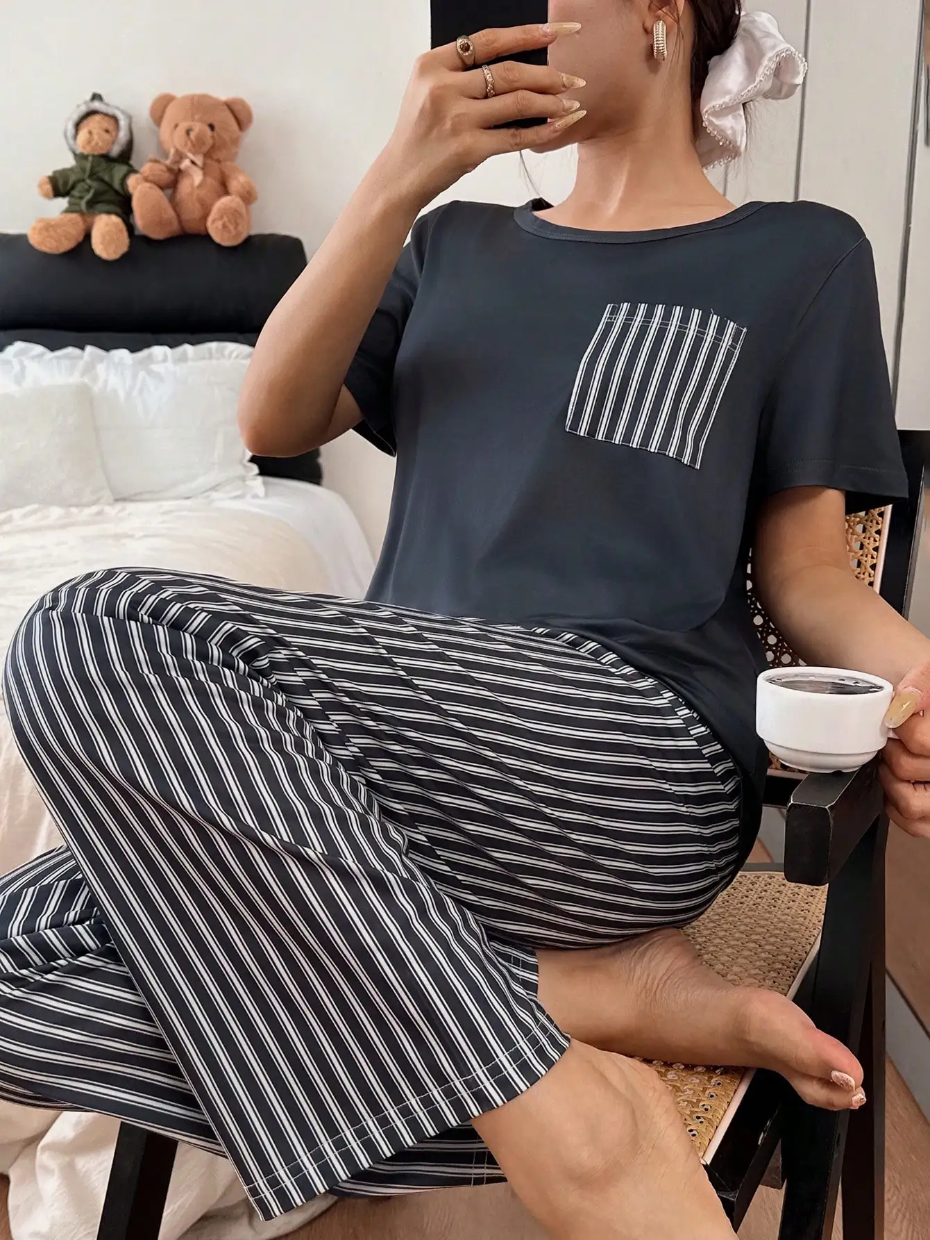 

Женский пижамный комплект с коротким рукавом, черно-белыми полосками, карманами и круглым вырезом горловины