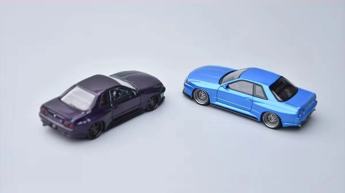 FH 1:64 modified. The front hood can open and features detailed engine parts. Die-cast car model collectible.