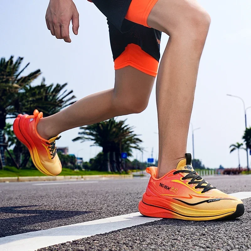 أحذية ماراثون من لوحة الكربون للرجال أحذية رياضية كاجوال عالية الجودة أحذية رياضية للجري خفيفة الوزن ومريحة أحذية رياضية للصالة الرياضية