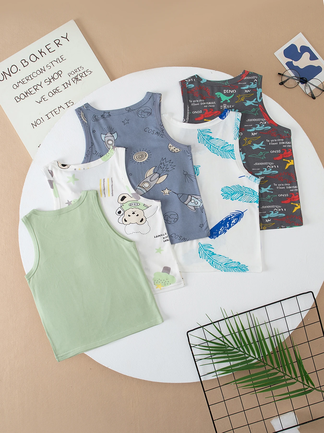 4/5-teiliges Set für Kinder: Bequeme und vielseitige Weste für alle Jahreszeiten, lässiges Rundhals-Oberteil für Jungen, süß bedrucktes Unterhemd für Mädchen. – Detail 2