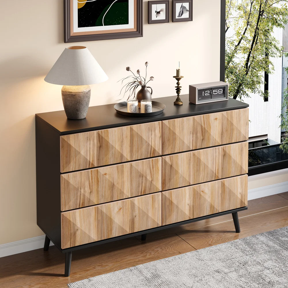 Das Sideboard und die Kommode von PINGGO zeichnen sich durch eine Kombination aus Schwarz- und Naturholztönen sowie durch erhabene Türen aus. – Detail 3