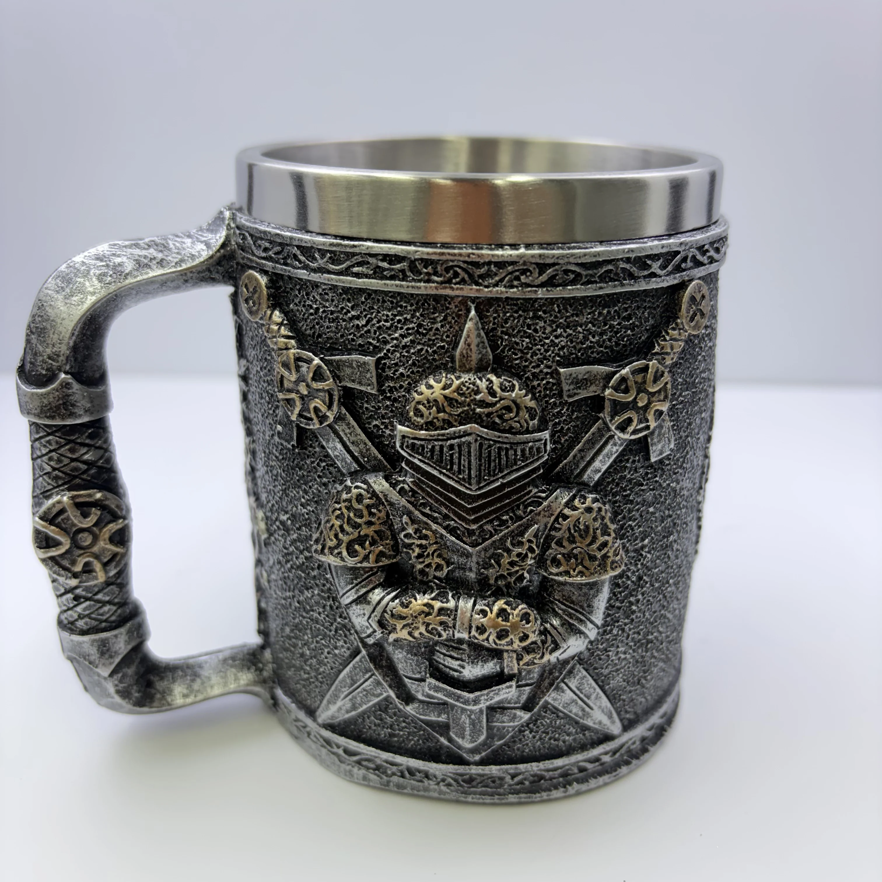 Jarra de Cerveza de Caballero Medieval, Jarra Gótica de 450 ml con Revestimiento de Acero Inoxidable, Jarra de Guerrero con Relieve 3D en Resina, Regalo con Temática Renacentista