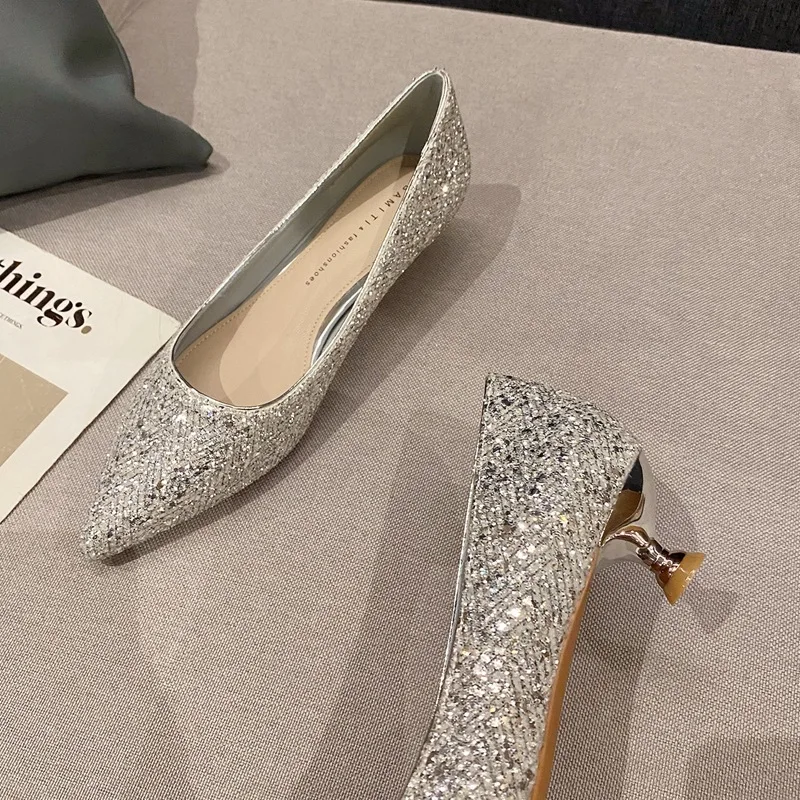 Tacchi alti dorati Moda donna Design Temperamento Scarpe singole a punta Nuove scarpe eleganti con tacco medio da donna Scarpe da donna lucide