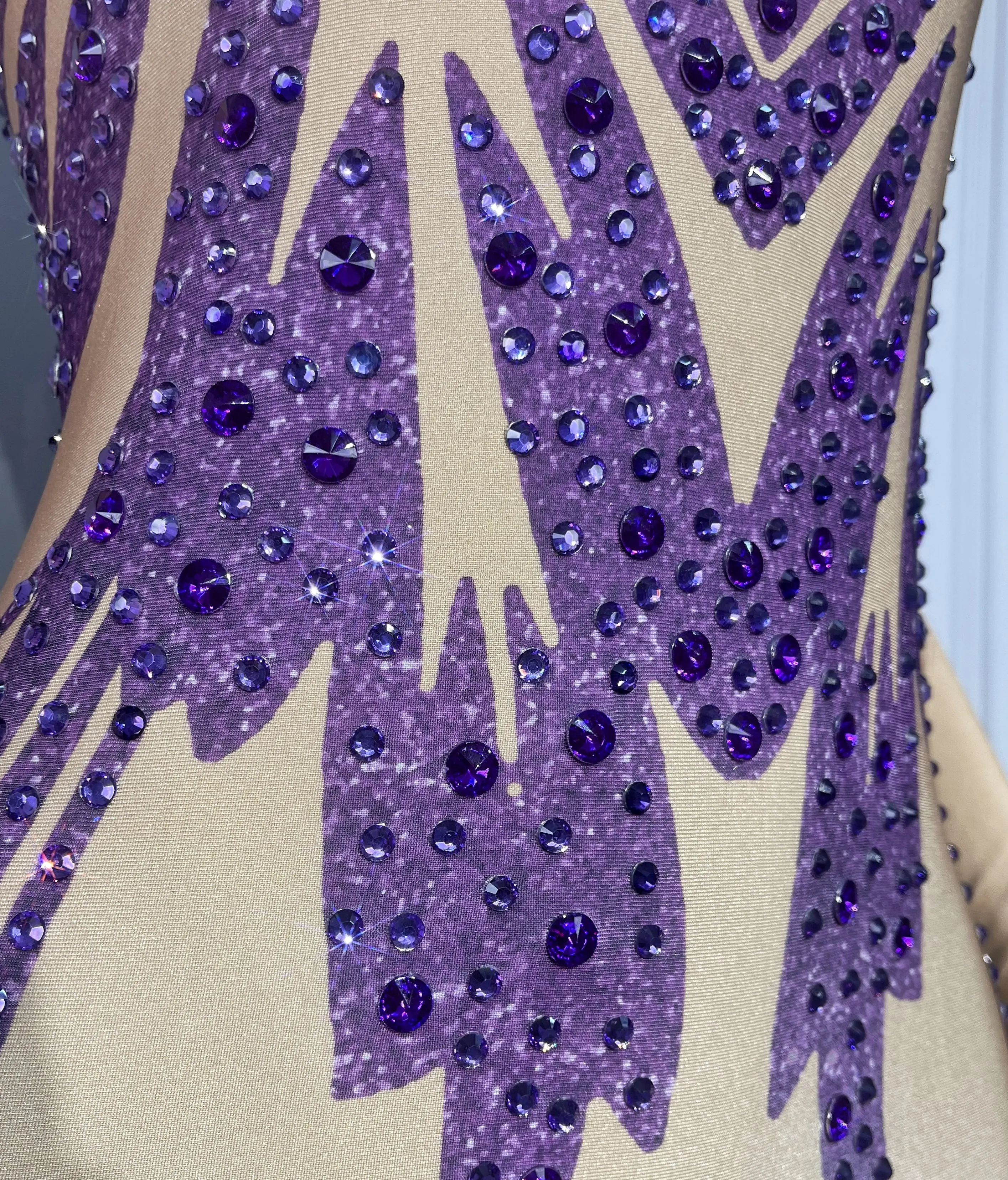 Neue elegante entworfene glänzende lila Strass Sexy Body Frauen Party Show Outfit Sänger Tänzer Leistung Kostüm Zilian