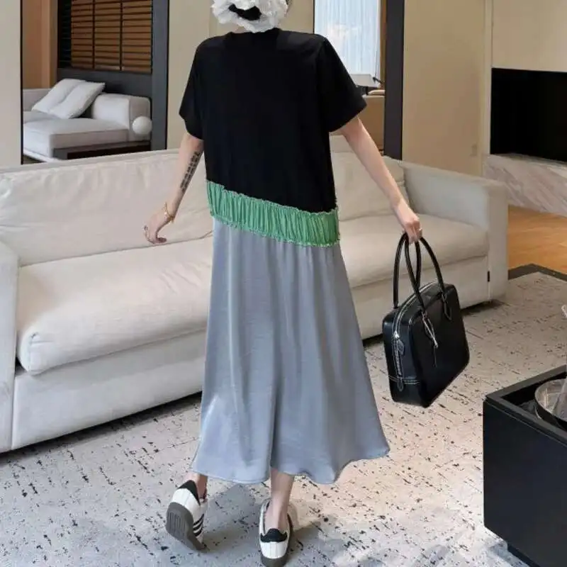 Letnia Sukienka z Temperamentem, Elegancka, z Octanu, Satynowa, Gładka, w Stylu Color Block, z Krótkim Rękawem, z Naszywkami i Falbanami.