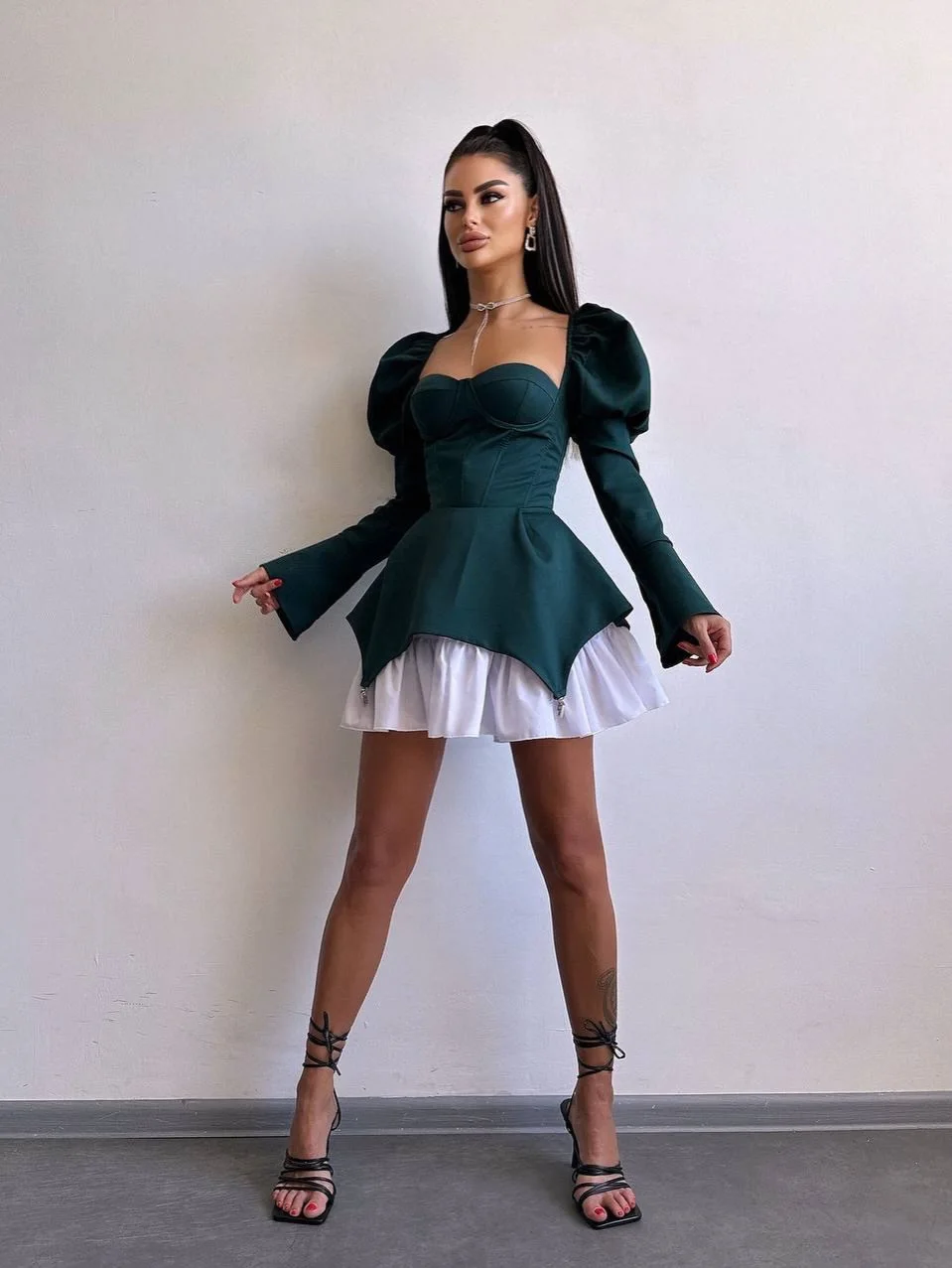 Nuevo vestido de cóctel de satén con mangas abullonadas y volantes blancos elegante Mini vestido de fiesta de graduación de tafetán para mujer vestidos de noche de verano