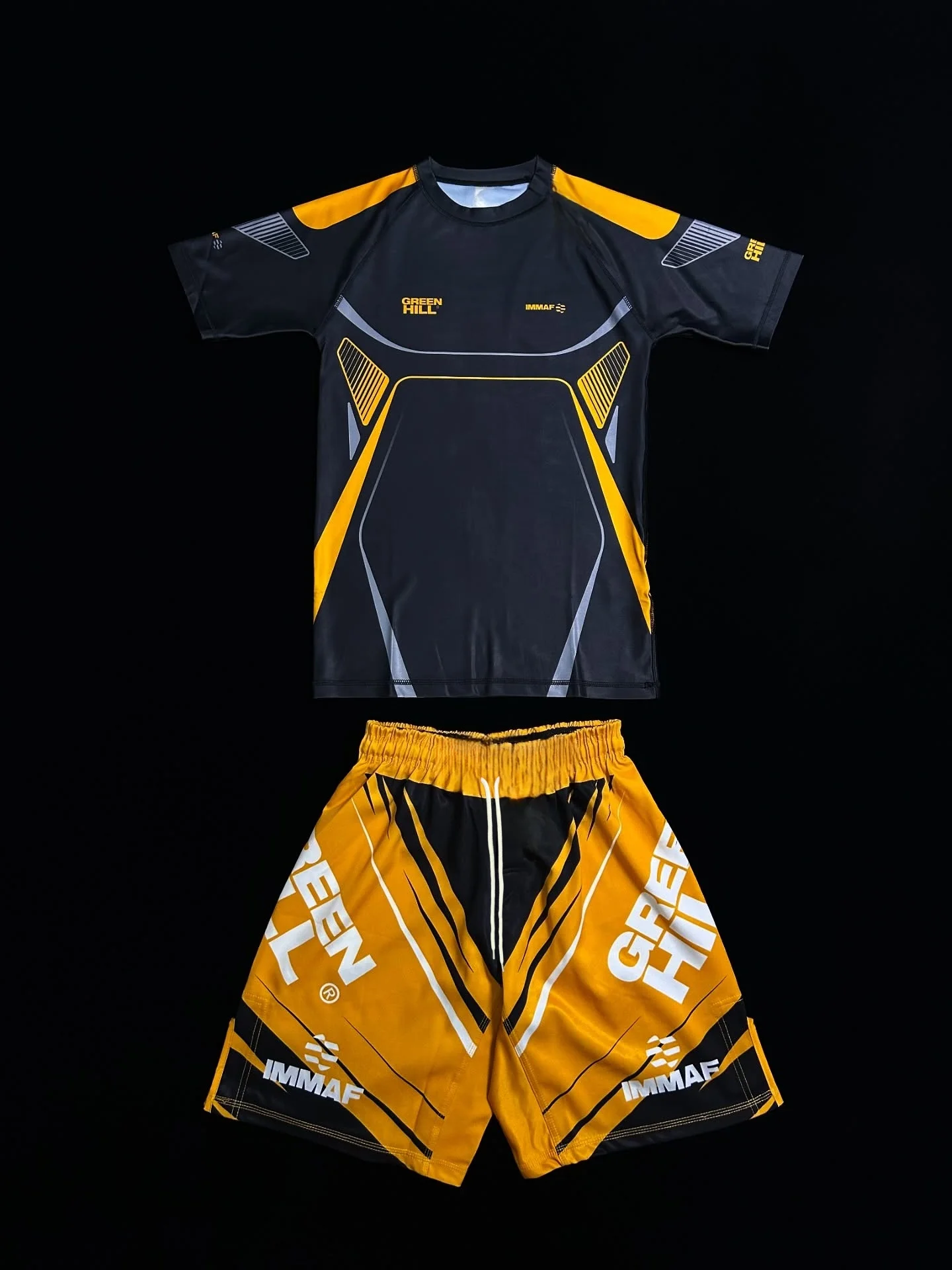 2026 Neues IMMAF 2-teiliges MMA-Set Herren Schwarz-Gold Bedruckter Kurzarm-Rashguard & Kampfshorts Schnelltrocknende Kampftrainings-Sportbekleidung