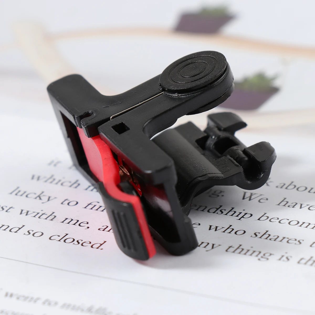 

Chicken-Eating Artifact for Phone Game Controller Assist Tool Quick Shooting Button Adjustable Clip Tightness for Mobile