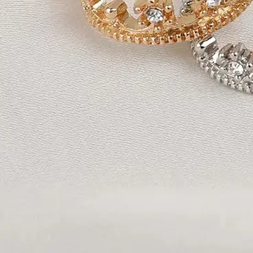 

Миниатюрная металлическая корона, головной убор принцессы для кукольного домика, масштаб 1:12, модель игрушки, коллекционный головной убор для кукол