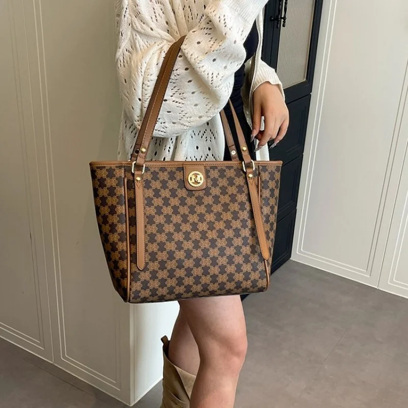 

Luxury Women's Tote Bag Made Of Fine Leather Featuring Casual Famous Lasting Daily Look​