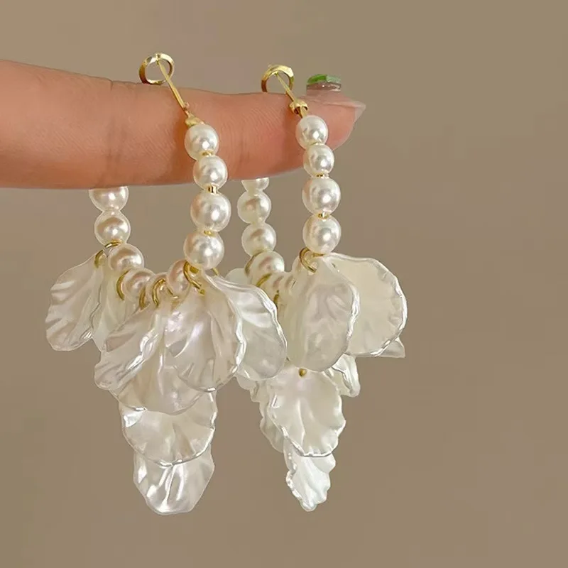 Classic Imitation Pearl Hoop Earrings for Women White Acrylic Shell Tassel Earrings Girl Temperament Jewelry Accessories