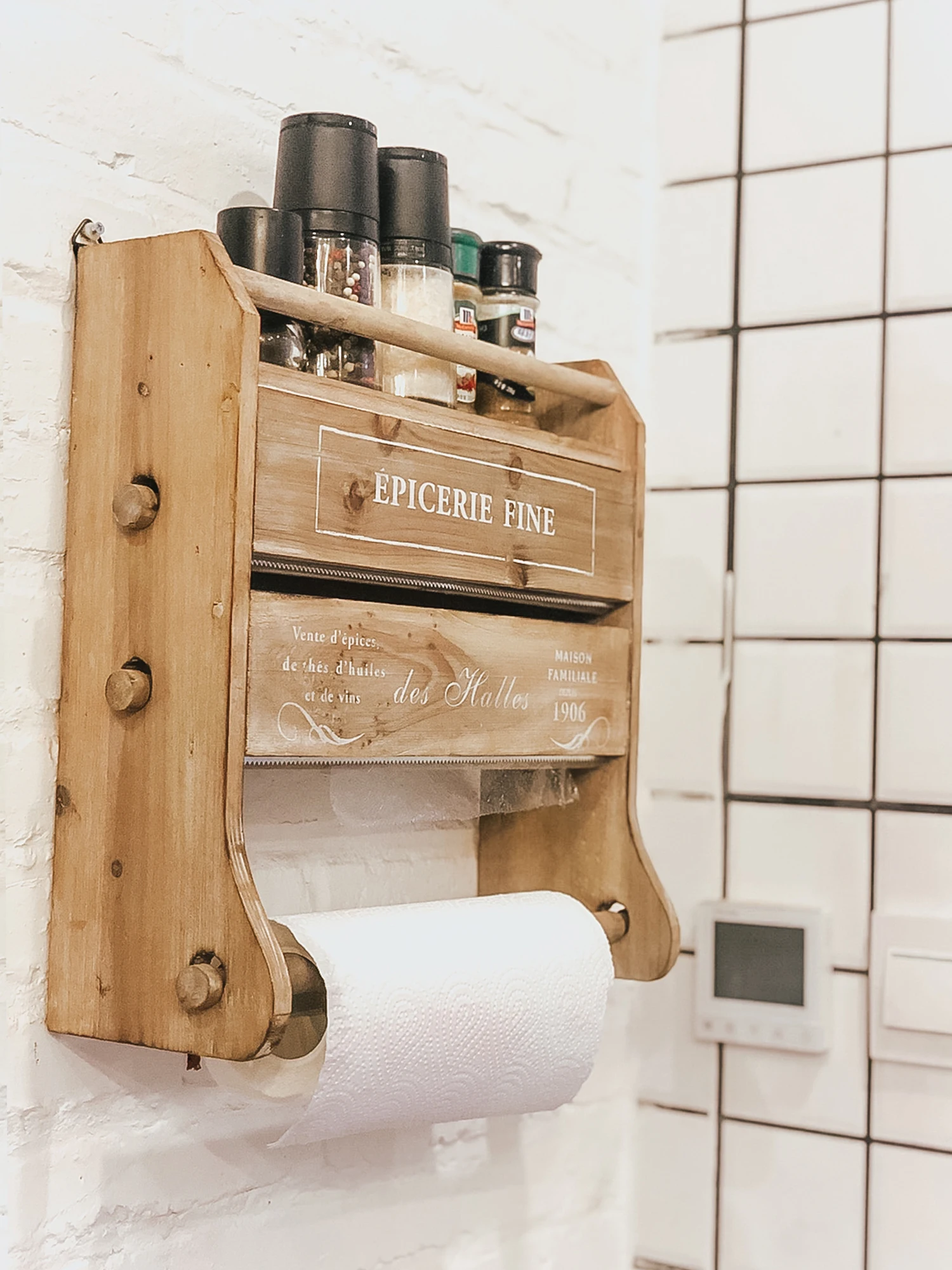 Versatile Wood Kitchen Organizer: Spice Rack, Paper Towel Holder, Wrap Cutter, Aluminum Foil and Film Dispenser With French Text